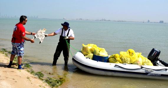 Kuwait Diving Team lifts two tons of waste off Umm al Namil island