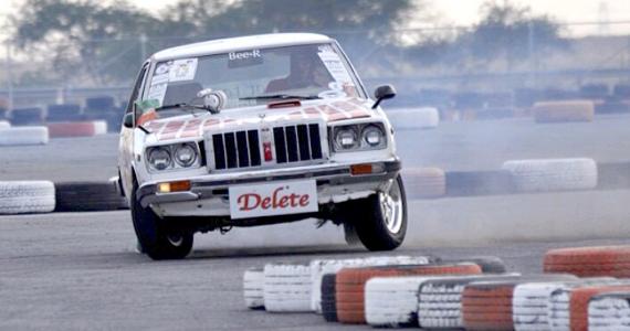 Kuwaiti drifters present heated show on main highway
