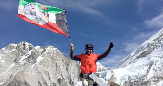 Kuwaiti Mountaineer raises Kuwait Flag over the Everest 