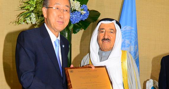 Sheikh Sabah receiving award of Leader of Humanitarian works from Banki Moon
